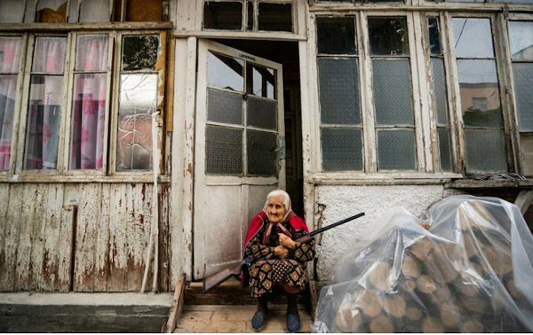 Donna anziana con fucile a Stepanakert