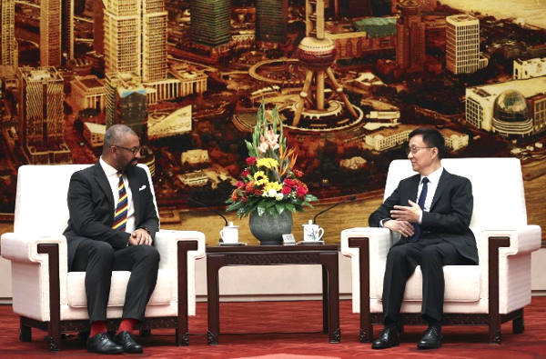 El viaje a Pekín es el primero de un ministro de Asuntos Exteriores inglés en cinco años.
